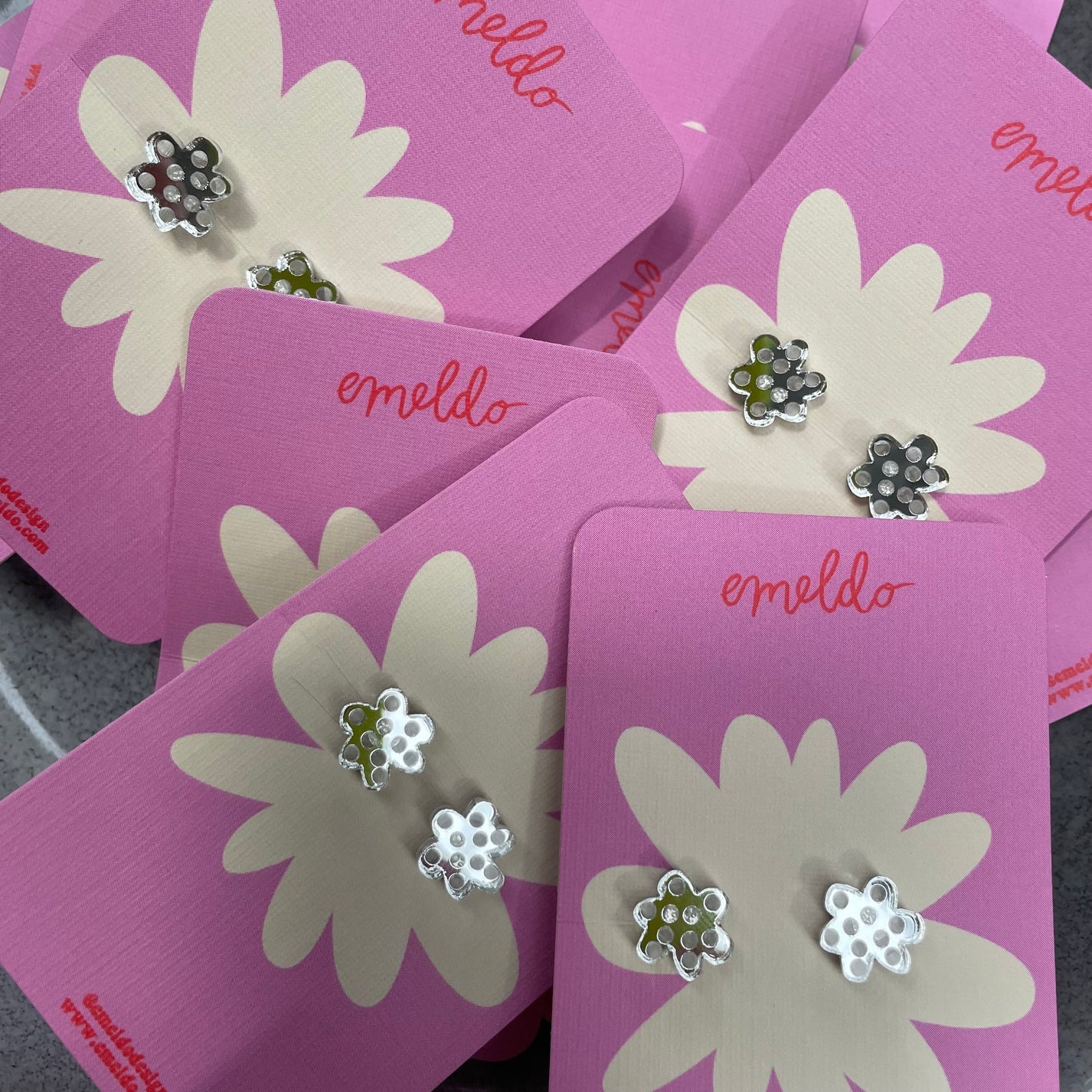 Emeldo - flower studs